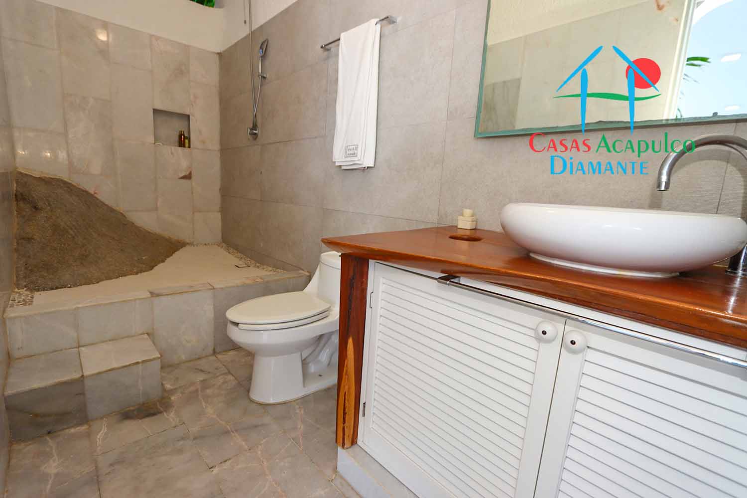 Casa de la Ensenada - Baño de visitas 1